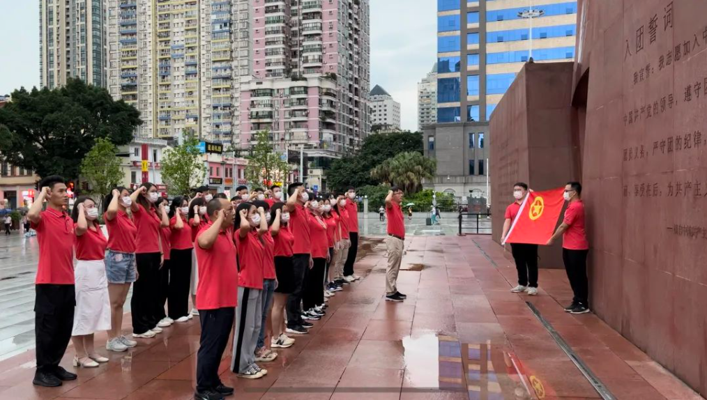 广药集团采芝林药业团员参观团一大纪念馆