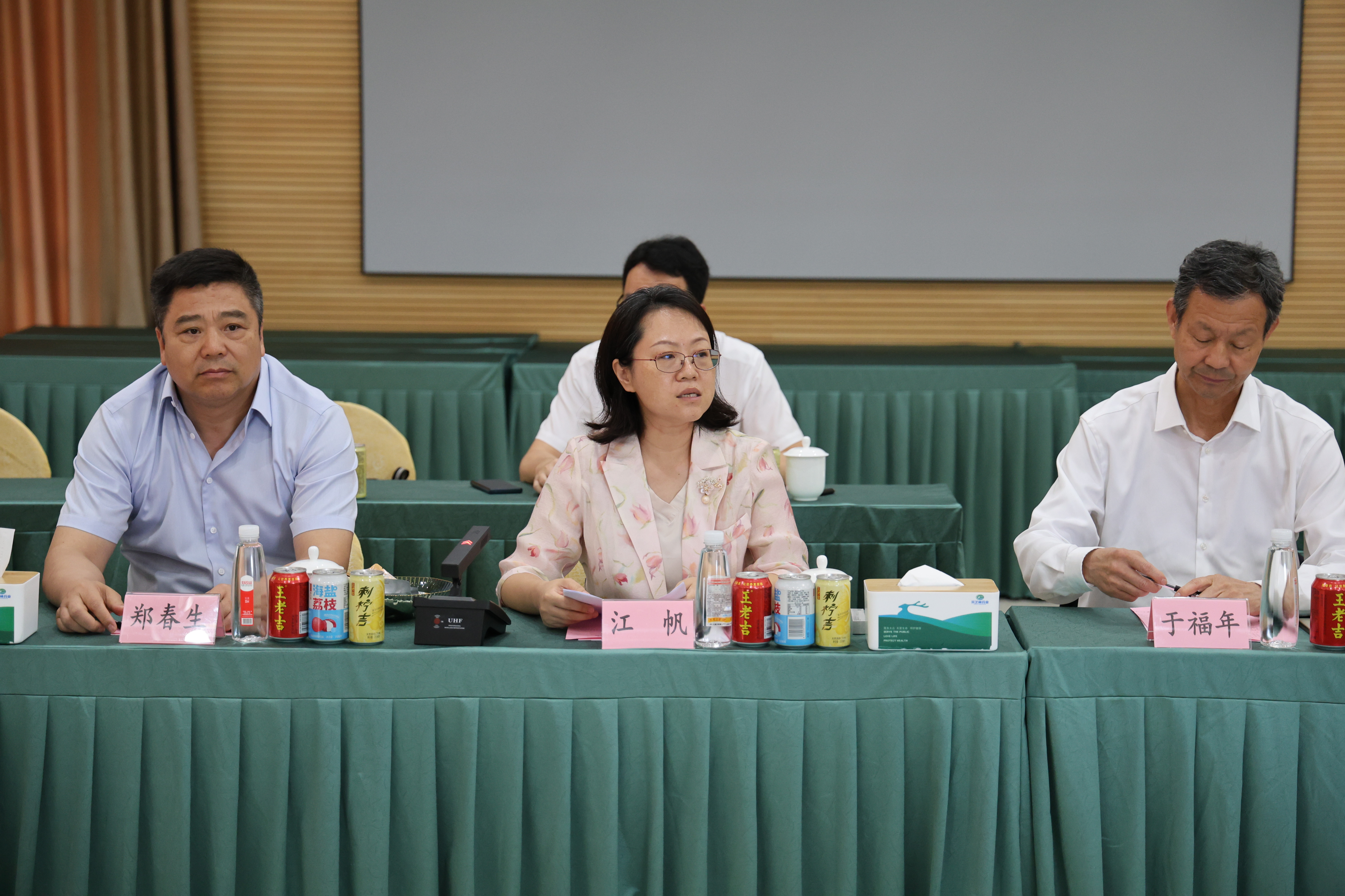 中东欧中医药学会联合会主席、世界中医药学会联合会监事会副主席于福年一行到广药集团采芝林药业参观交流