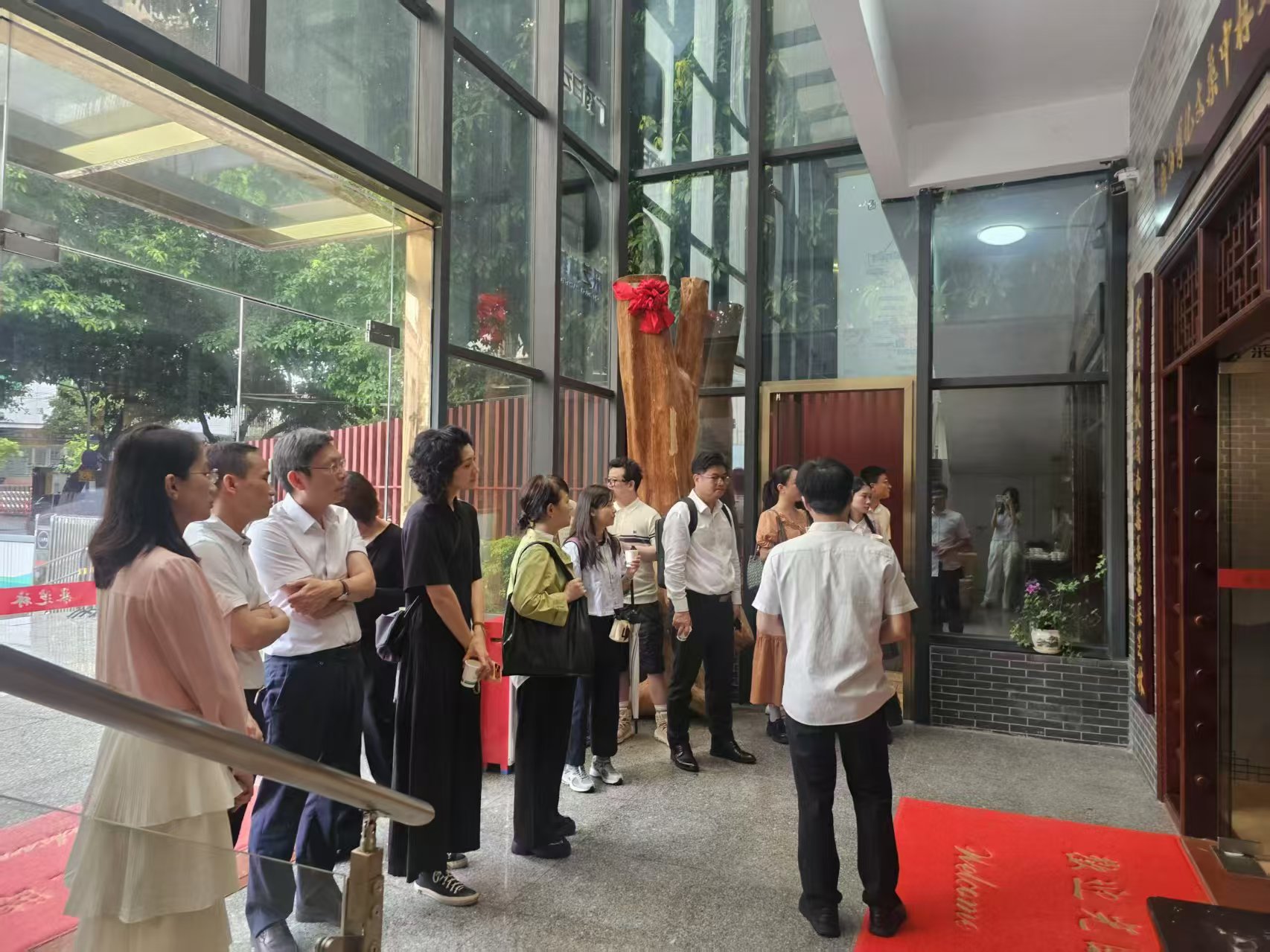 凤凰卫视采风团走进采芝林药业，探寻岭南中医药文化魅力